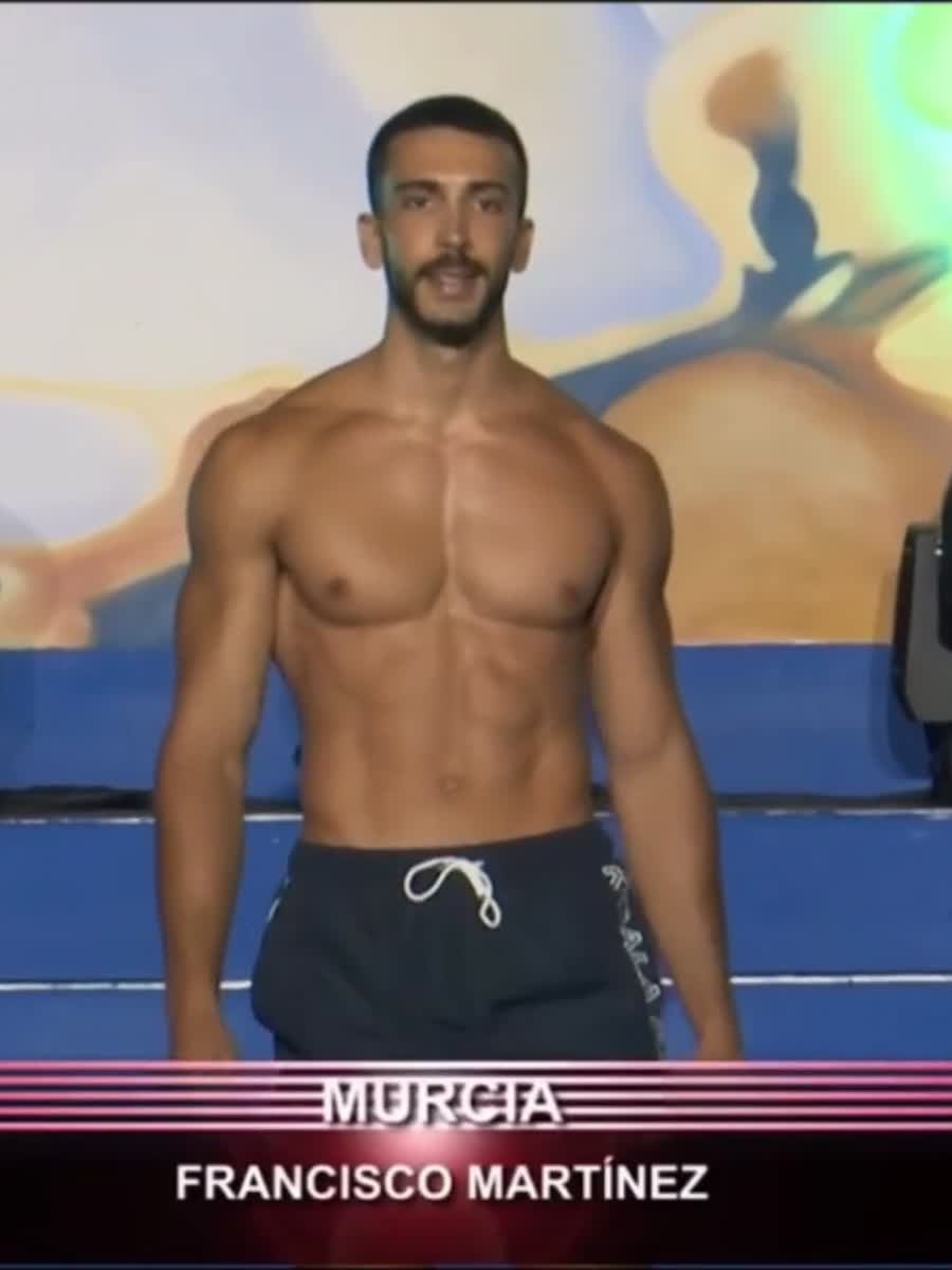 Fran Martínez desfilando en la pasarela de Mister España 2025